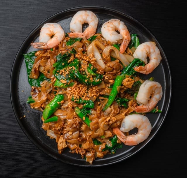 Kua Mee Sen Yai ຂົ້ວມີເສັ້ນໃຫຍ່.
