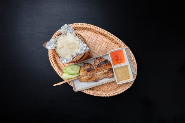 Com 3 - Chicken Thigh Skewer Combo  ປີ້ງໄກ່.